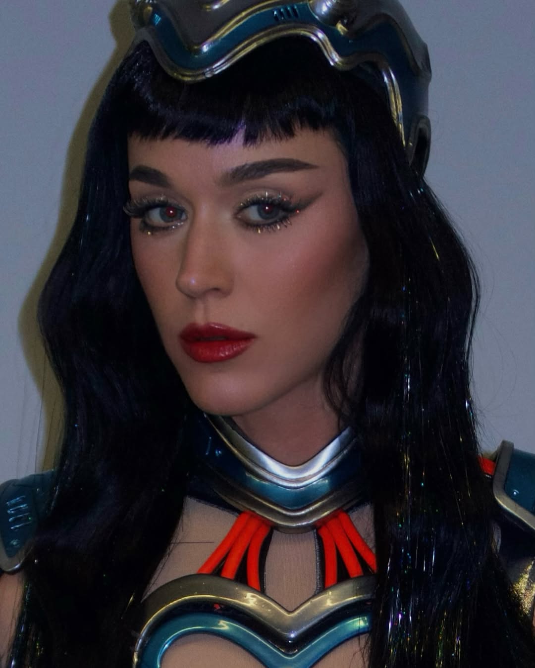 Katy Perry Lights Up the Stage in Karla Cosmetics’ Cult Favourite “Insomnia” Opal Multichrome Loose Eyeshadow